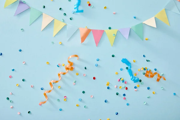 Draufsicht auf buntes Konfetti auf blauem Hintergrund — Stockfoto