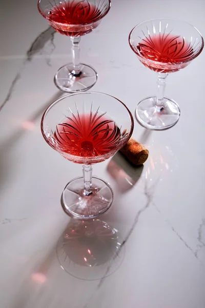 Hochwinkelansicht von Cocktailgläsern und Korken auf weißem Hintergrund — Stockfoto