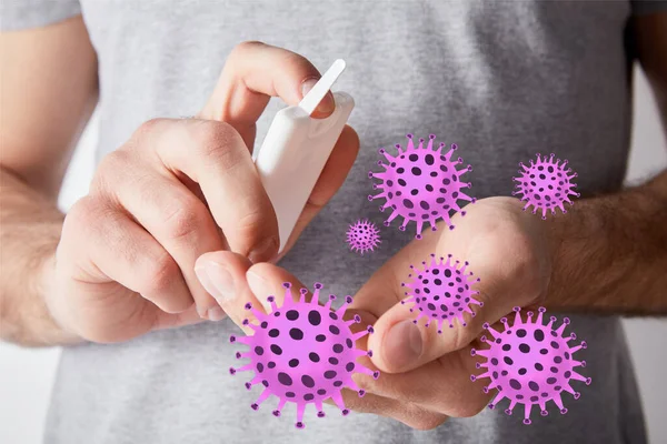 Vista recortada del hombre adulto usando desinfectante de manos, ilustración de bacterias - foto de stock