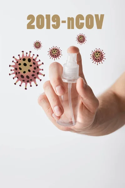 Vista ritagliata di uomo tenendo mano igienizzante in bottiglia spray isolato su bianco, 2019-ncov illustrazione — Foto stock