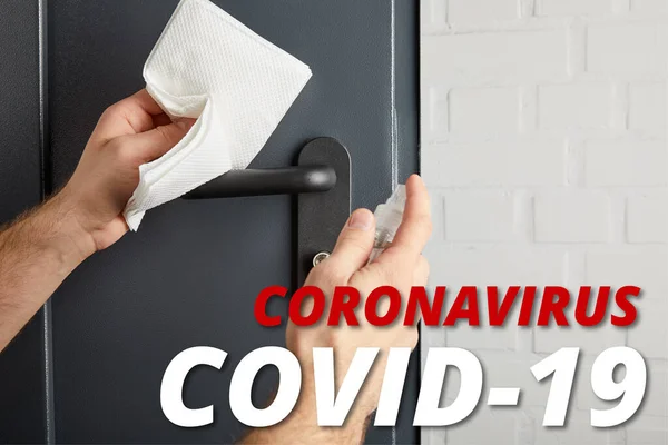 Vista parziale dell'uomo disinfezione maniglia della porta in metallo con antisettico e tovagliolo, coronavirus illustrazione — Foto stock