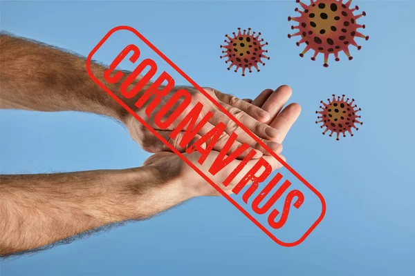 Teilansicht des Menschen beim Händewaschen isoliert auf blauem Grund, Coronavirus-Illustration — Stockfoto