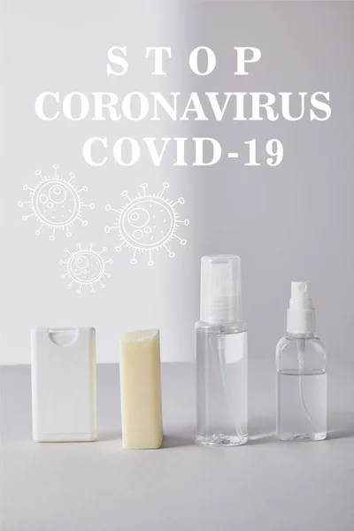 Disinfettante per le mani in flaconi spray e sapone antibatterico su sfondo bianco, arresto illustrazione coronavirus — Foto stock