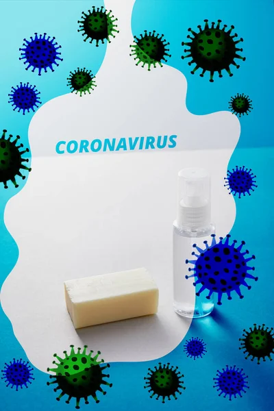 Désinfectant pour les mains en flacon pulvérisateur et savon antibactérien sur fond blanc, illustration de bactéries coronavirus — Photo de stock