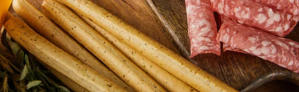 Vue de dessus des tranches de salami et des bâtonnets sur les planches, vue panoramique — Photo de stock