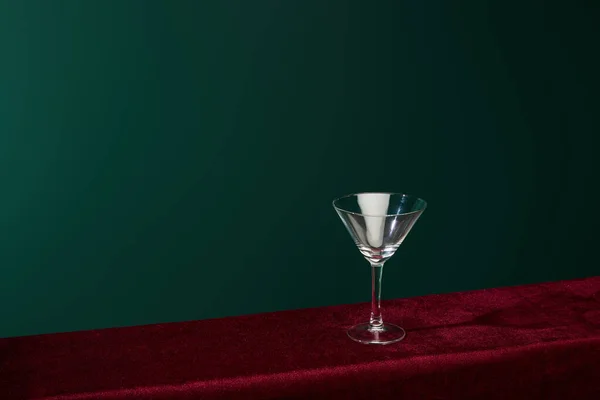 Высокий угол обзора пустого коктейльного стакана, изолированного на зеленый — стоковое фото