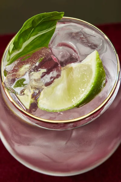 Vista de cerca de mojito refrescante con menta y hielo en vidrio con borde dorado aislado en gris - foto de stock