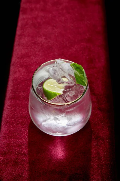 High angle view of glass with fresh cold mojito, mint and lime slice isolated on black — Stock Photo