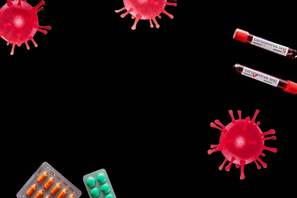 Vue du dessus des plaquettes thermoformées avec des pilules et des éprouvettes avec lettrage test coronavirus isolé sur noir — Photo de stock