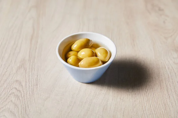 Aceitunas frescas en tazón sobre mesa de madera - foto de stock