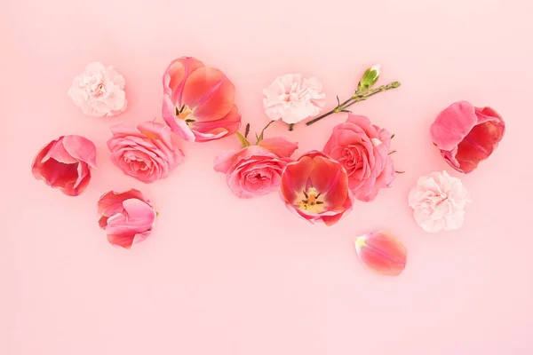 Blick von oben auf blühende Frühlingsblumen auf rosa Hintergrund — Stockfoto