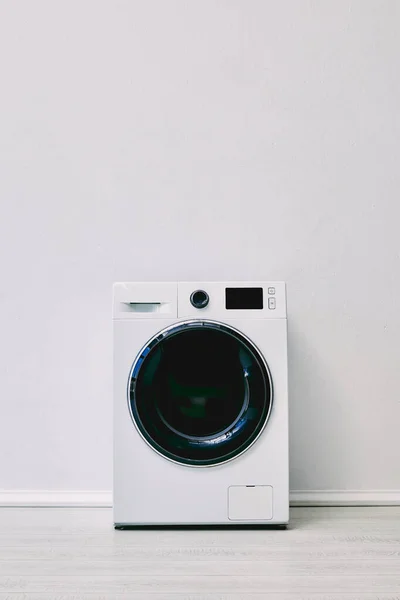 Máquina de lavar roupa perto da parede no banheiro branco — Fotografia de Stock