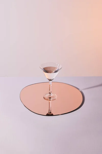 Verre à cocktail avec liquide sur miroir avec réflexion — Photo de stock