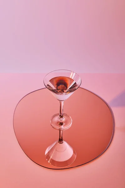 Copo de coquetel com líquido no espelho com reflexão — Fotografia de Stock
