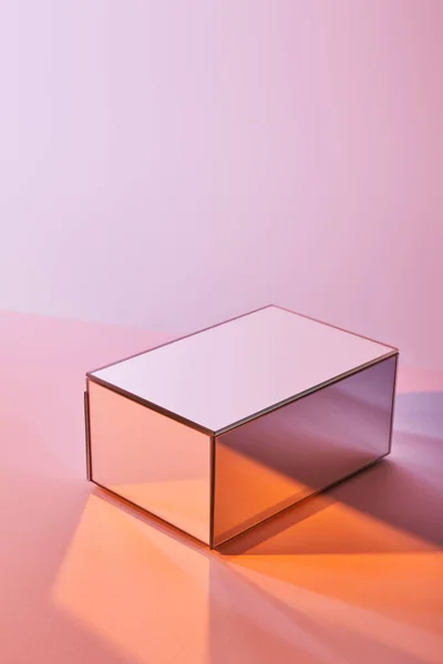 Cube avec réflexion lumineuse sur la surface sur fond violet et rose — Photo de stock