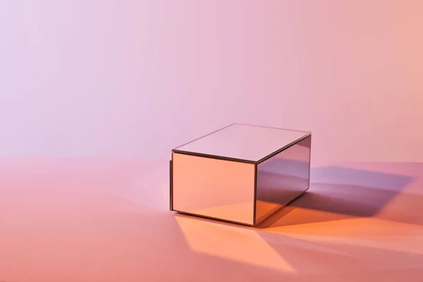 Cube with light reflection on surface on violet and pink background — Stock Photo