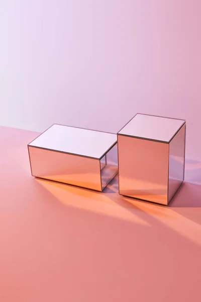 Cubes avec réflexion de la lumière sur la surface sur fond rose — Photo de stock