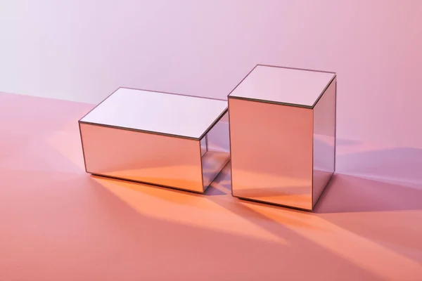 Cubi con riflesso di luce sulla superficie su sfondo rosa — Foto stock