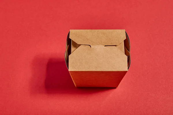 Вид зверху картонної коробки на червоному — стокове фото