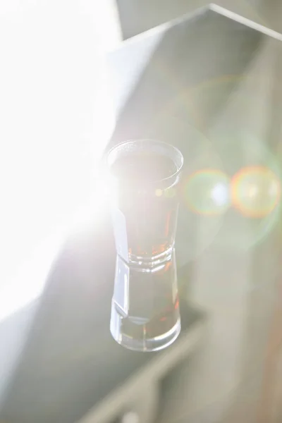 Refrigerante fresco em vidro com reflexão à luz solar — Fotografia de Stock