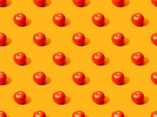 Свіжі помідори на помаранчевому барвистому фоні, безшовний візерунок — стокове фото
