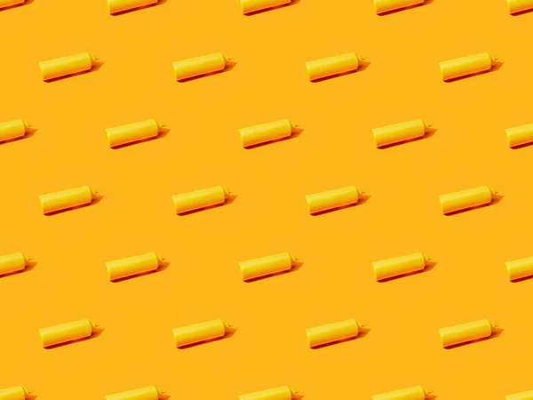 Garrafas de mostarda no fundo colorido laranja, padrão sem costura — Fotografia de Stock
