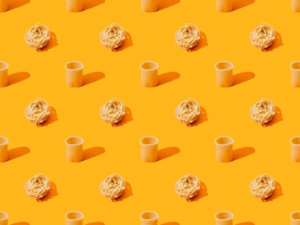 Pâtes fraîches sur fond orange coloré, motif sans couture — Photo de stock