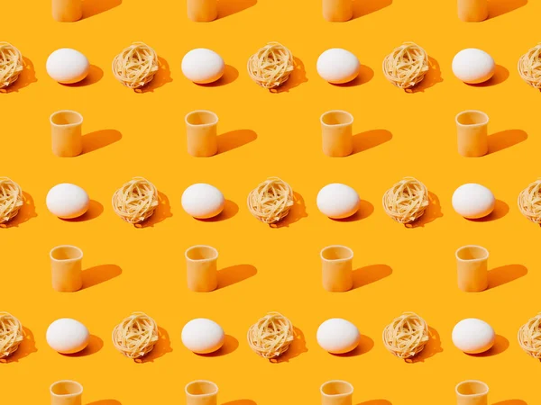 Oeufs de poulet blanc frais, pâtes sur fond orange coloré, motif sans couture — Photo de stock