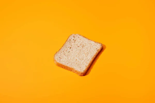 Pão torrado fresco no fundo colorido laranja — Fotografia de Stock