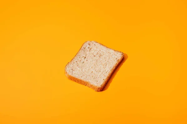 Pane tostato fresco su sfondo arancione colorato — Foto stock