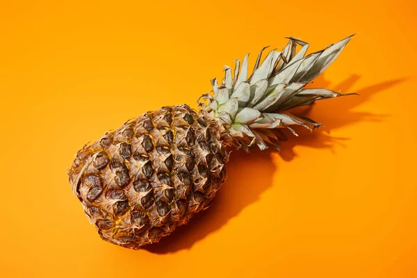 Abacaxi maduro inteiro no fundo colorido laranja — Fotografia de Stock