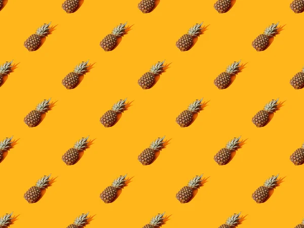 Tutto l'ananas maturo su sfondo arancione colorato, modello senza soluzione di continuità — Foto stock