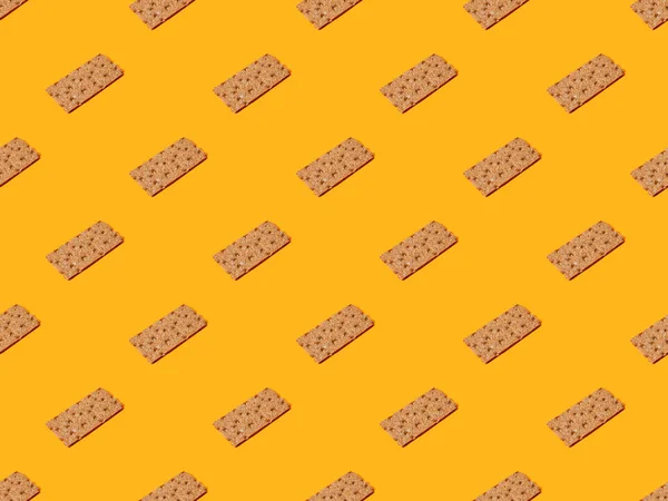 Свежий хрустящий хлеб на оранжевом красочном фоне, бесшовный узор — стоковое фото