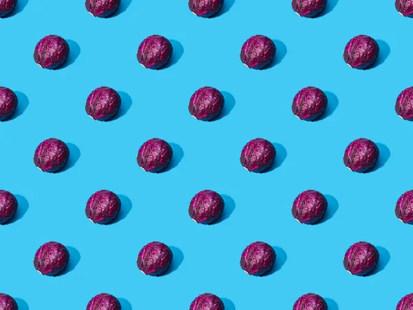 Whole ripe red cabbage on blue colorful background, seamless pattern — Stock Photo
