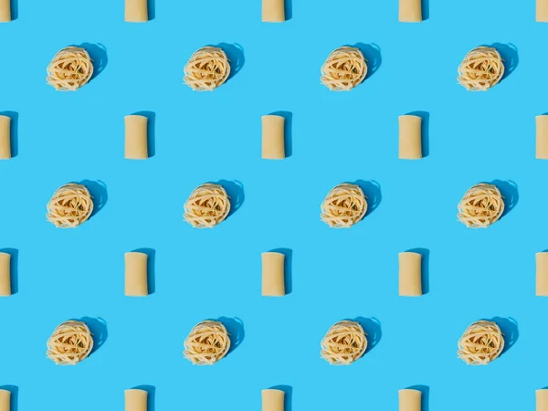 Draufsicht auf frische Pasta auf blauem Hintergrund, nahtloses Muster — Stockfoto