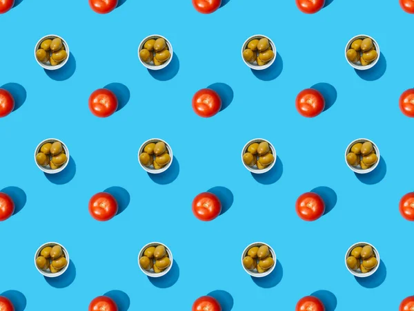 Top view of olives in bowls and tomatoes on blue colorful background, seamless pattern — Stock Photo