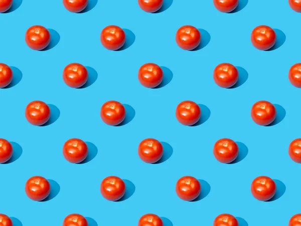 Fresh tomatoes on blue colorful background, seamless pattern — Stock Photo