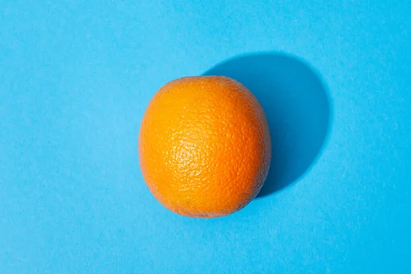 Vue de dessus de l'orange mûr sur fond bleu coloré — Photo de stock