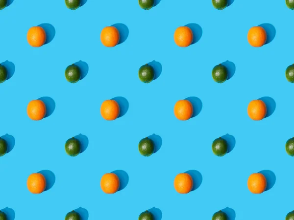 Vista superior de laranjas maduras e limas no fundo colorido azul, padrão sem costura — Fotografia de Stock