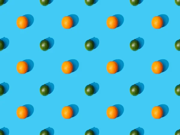 Top view of ripe oranges and limes on blue colorful background, seamless pattern — Stock Photo