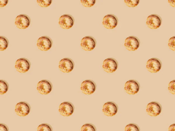 Vue de dessus des petits pains frais sur fond beige, motif sans couture — Photo de stock