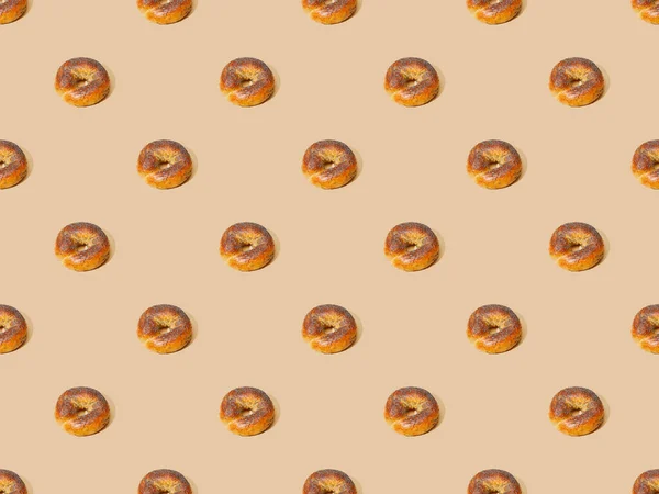 Fresh buns on beige background, seamless pattern — Stock Photo