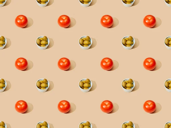 Оливки в мисках з помідорами на бежевому фоні, безшовний візерунок — стокове фото