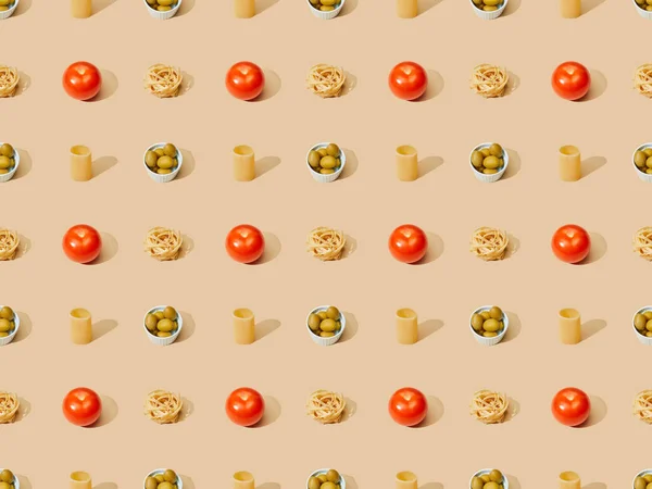 Frische Pasta mit Oliven und Tomaten auf beigem Hintergrund, nahtloses Muster — Stockfoto