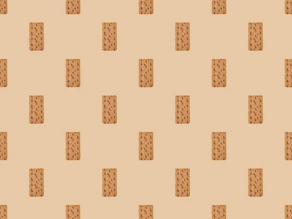 Vista superior de pan crujiente fresco sobre fondo beige, patrón sin costuras - foto de stock