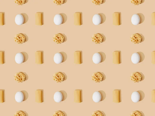 Вид зверху свіжої макарони з яйцями на бежевому фоні, безшовний візерунок — стокове фото