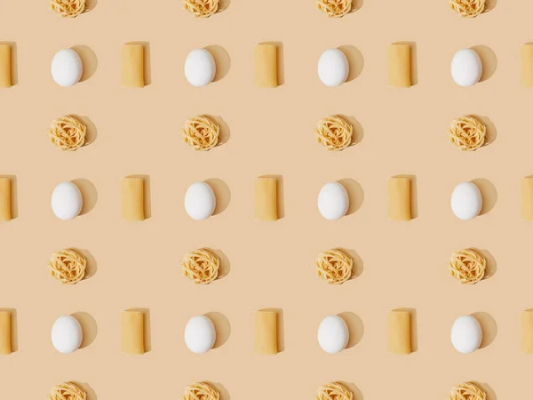 Vista dall'alto della pasta fresca con uova su sfondo beige, senza cuciture — Stock Photo