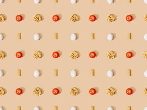 Вид зверху свіжої макарони з яйцями та помідорами на бежевому фоні, безшовний візерунок — стокове фото