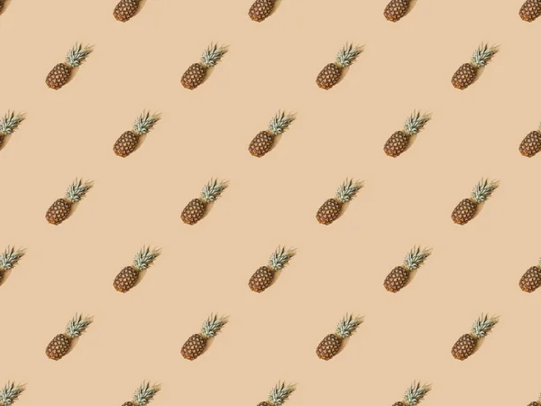 Top view of whole ripe pineapples on beige background, seamless pattern — Stock Photo