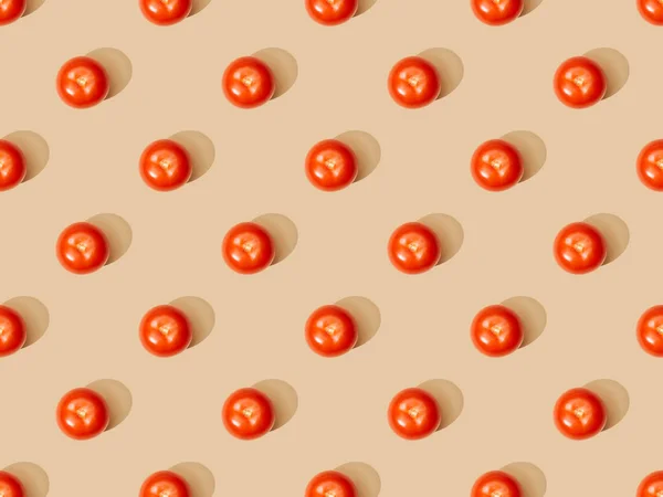 Vue du dessus des tomates fraîches mûres sur fond beige, motif sans couture — Photo de stock